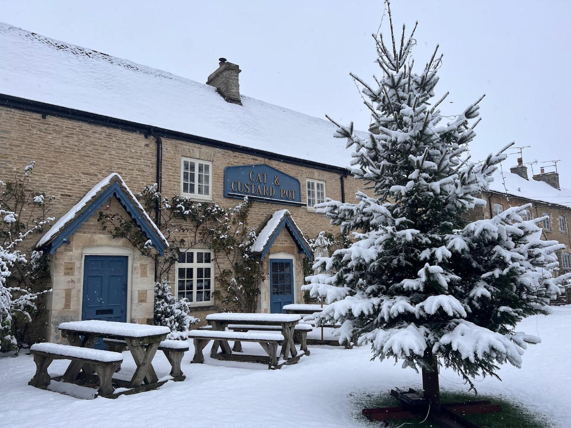 Cat And Custard Pot Inn Shipton Moyne Exterior foto